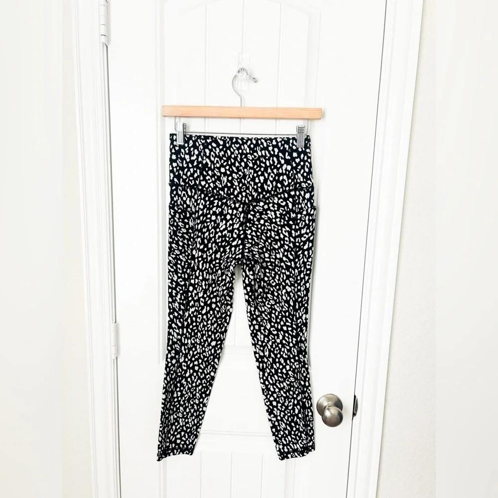 Athleta Salutation Stash Pocket II Printed 7/8 Black White Leggings Size Small